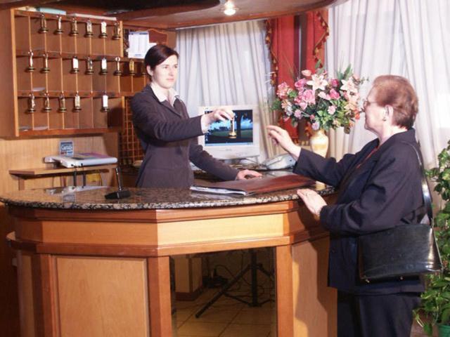 Hotel Montereale ปอร์เดโนเน ภายนอก รูปภาพ