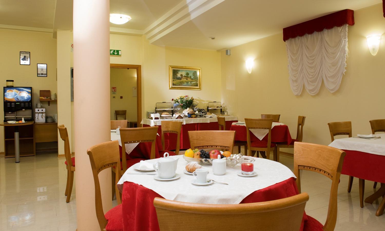 Hotel Montereale ปอร์เดโนเน ภายนอก รูปภาพ