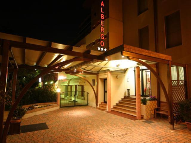 Hotel Montereale ปอร์เดโนเน ภายนอก รูปภาพ