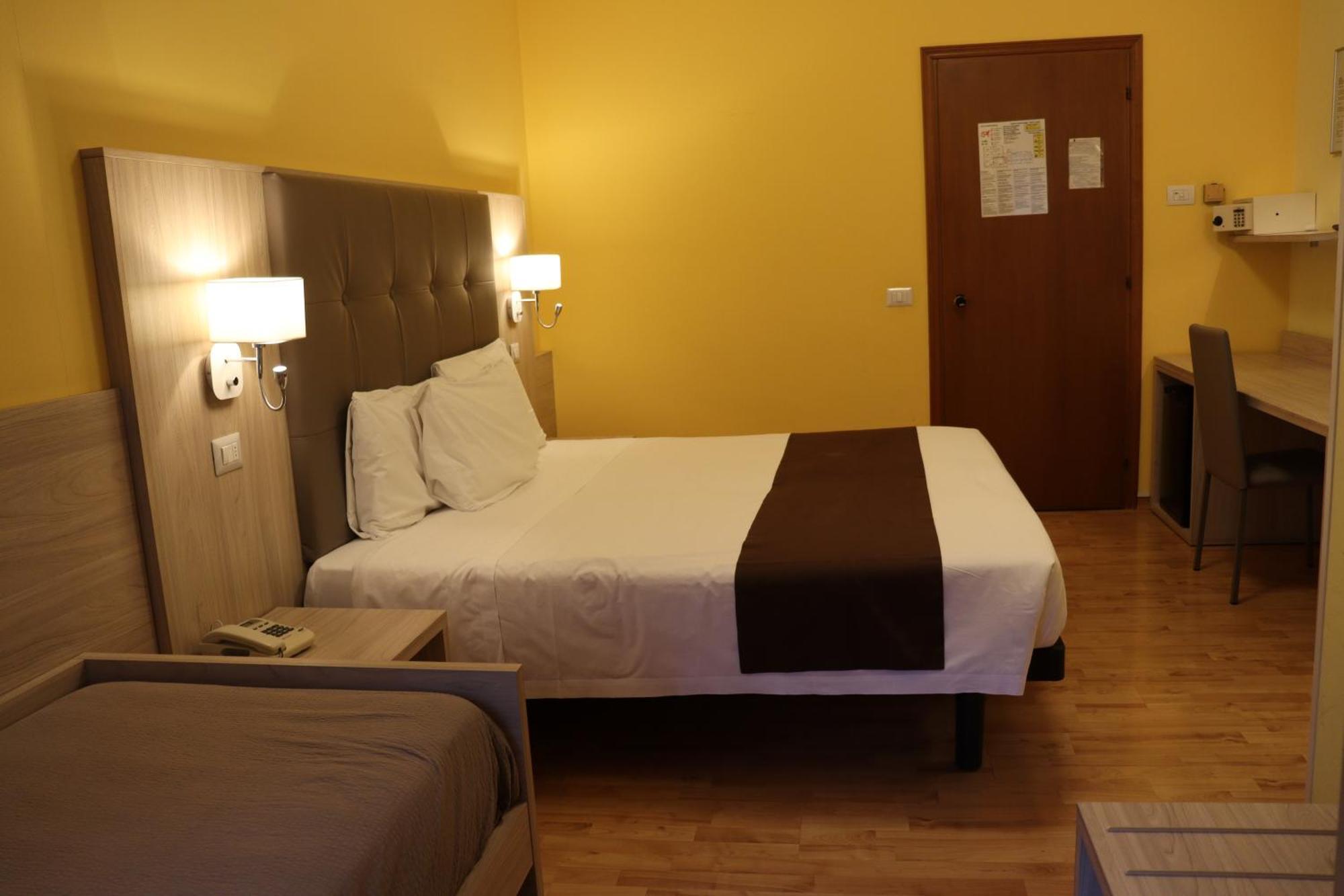 Hotel Montereale ปอร์เดโนเน ภายนอก รูปภาพ