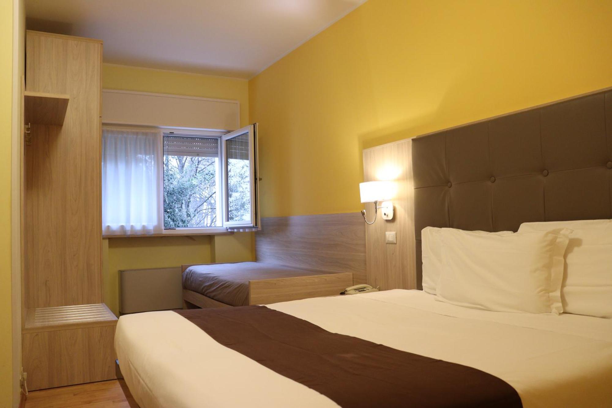 Hotel Montereale ปอร์เดโนเน ภายนอก รูปภาพ