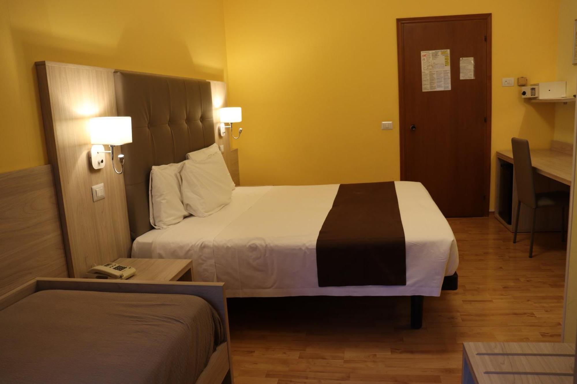 Hotel Montereale ปอร์เดโนเน ภายนอก รูปภาพ