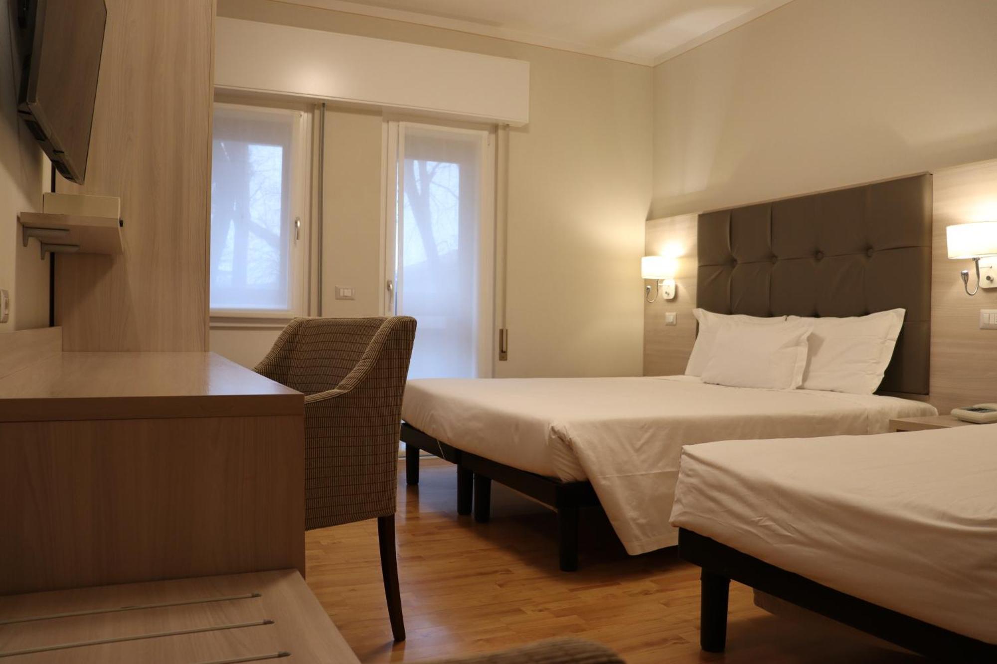 Hotel Montereale ปอร์เดโนเน ภายนอก รูปภาพ