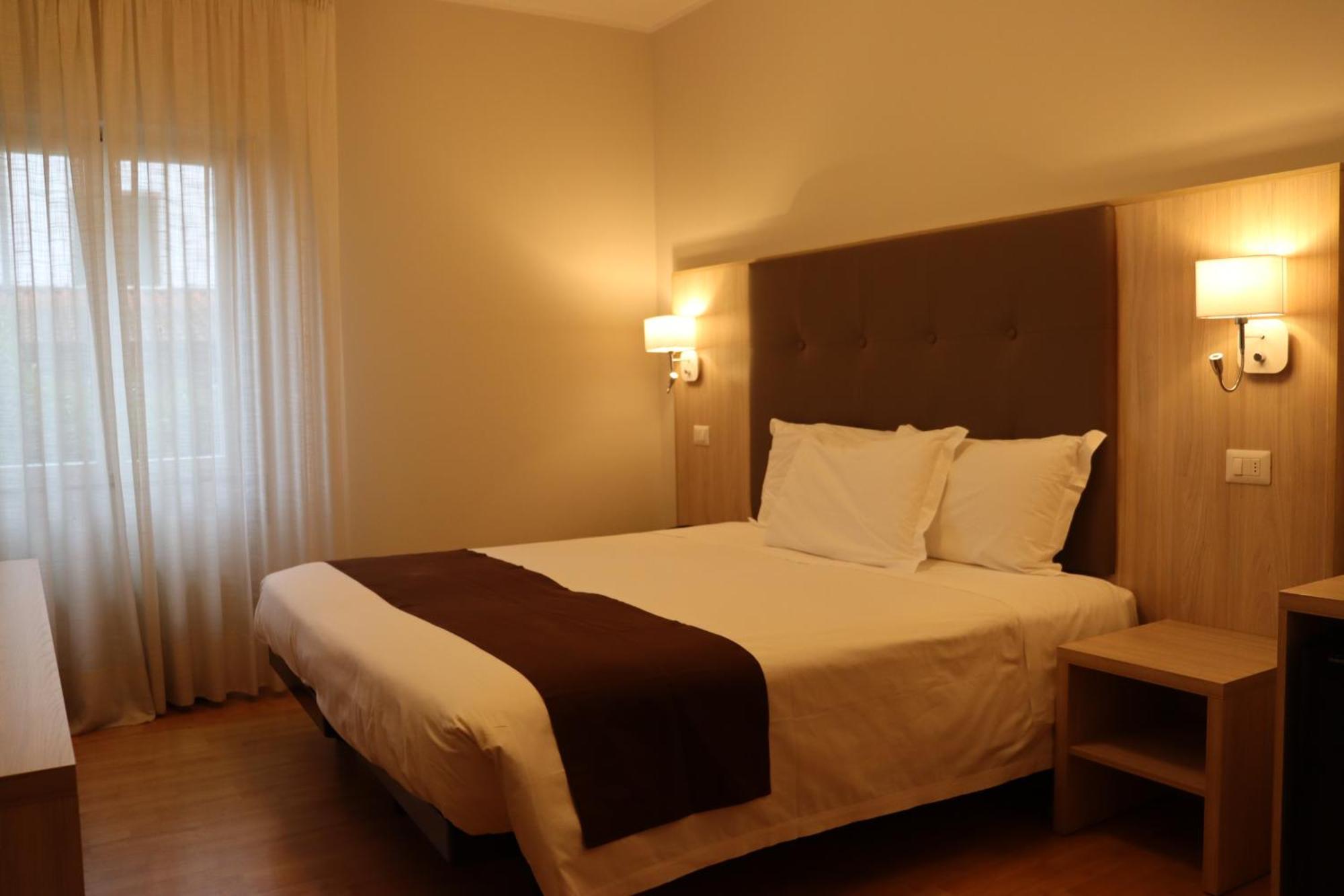 Hotel Montereale ปอร์เดโนเน ภายนอก รูปภาพ