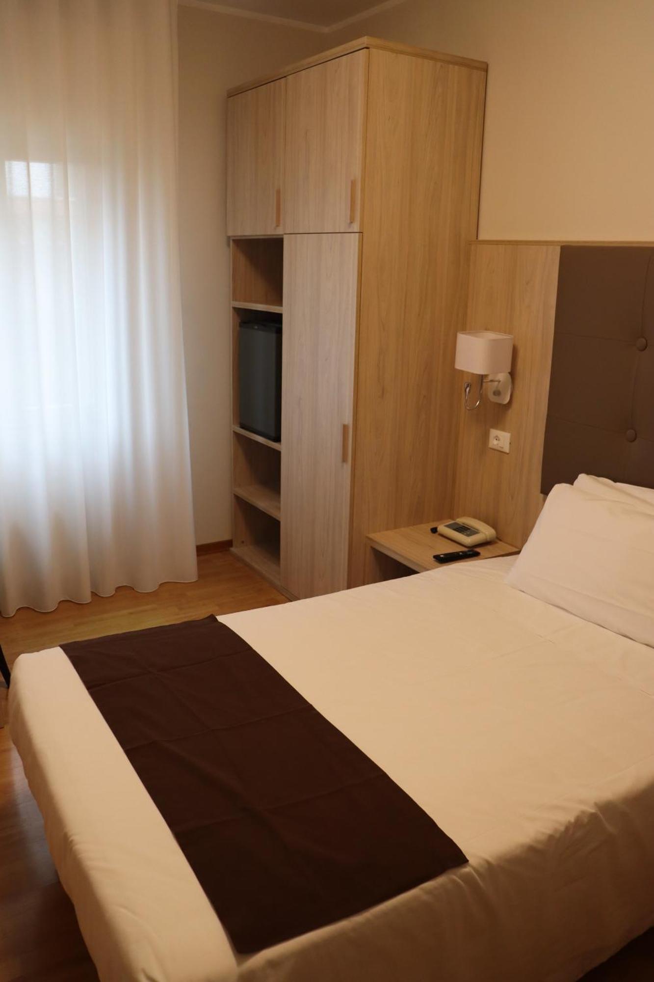Hotel Montereale ปอร์เดโนเน ภายนอก รูปภาพ