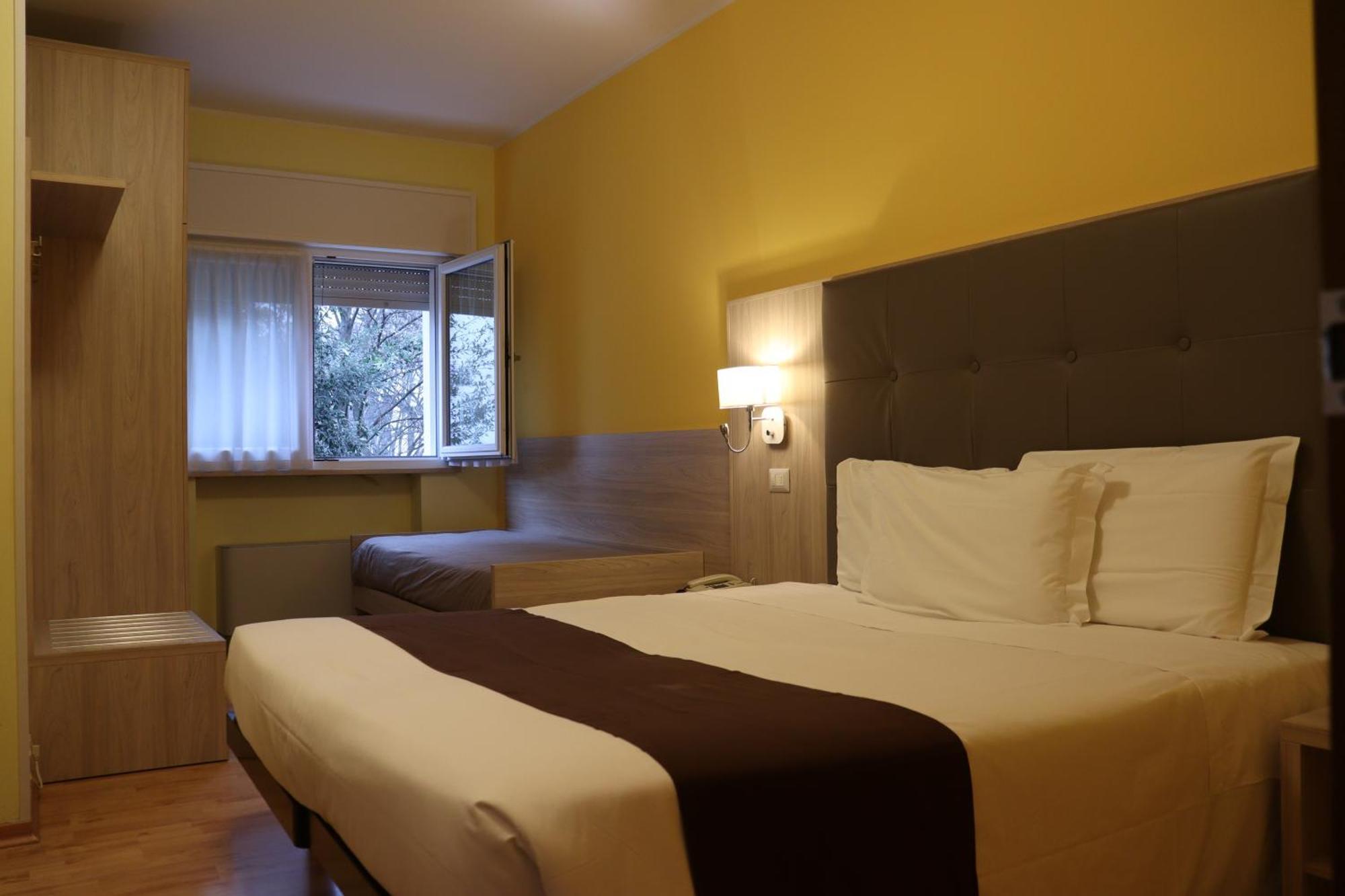 Hotel Montereale ปอร์เดโนเน ภายนอก รูปภาพ