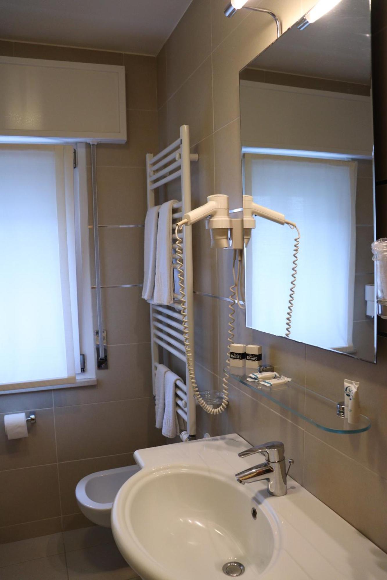 Hotel Montereale ปอร์เดโนเน ภายนอก รูปภาพ
