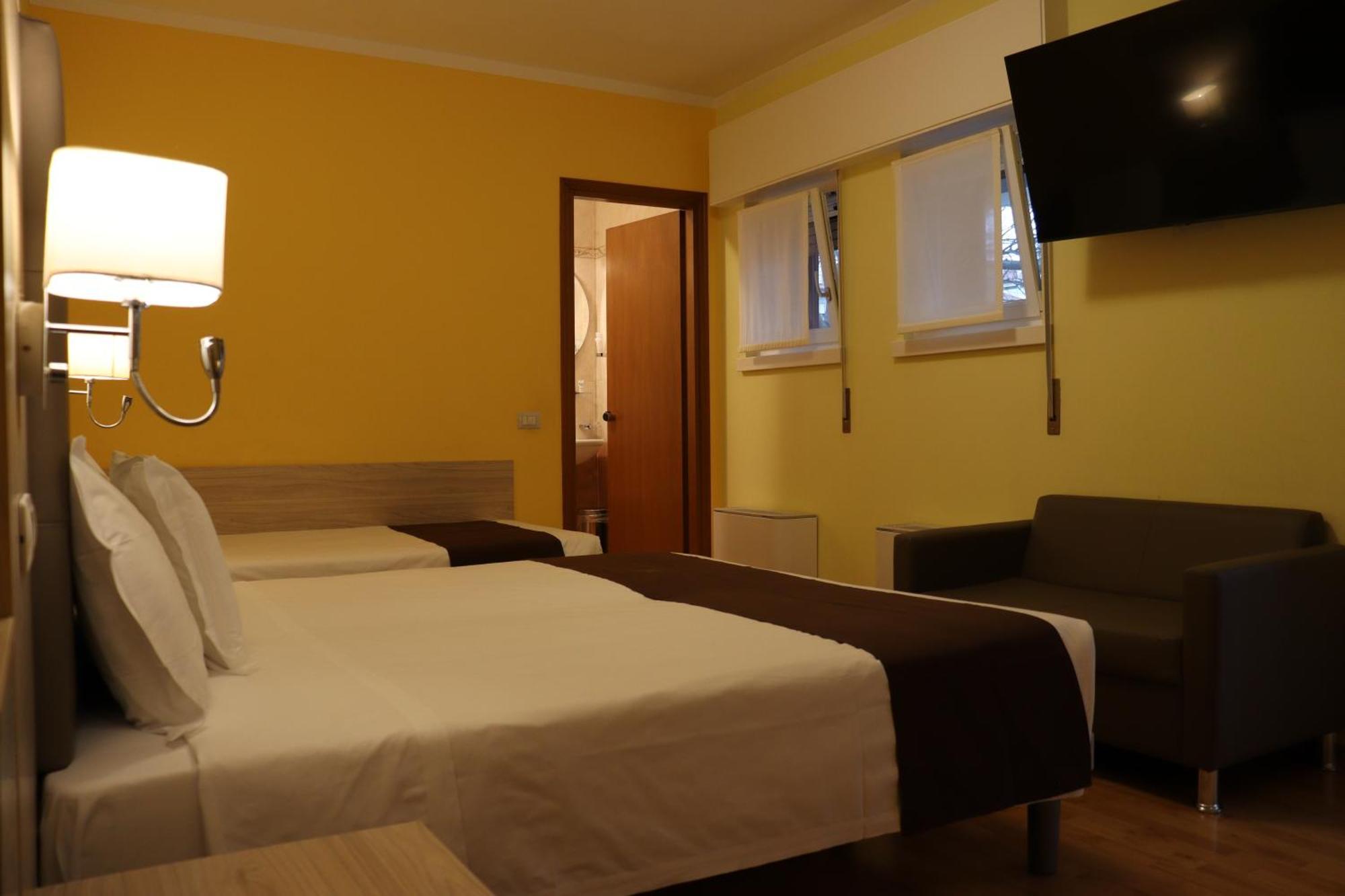Hotel Montereale ปอร์เดโนเน ภายนอก รูปภาพ