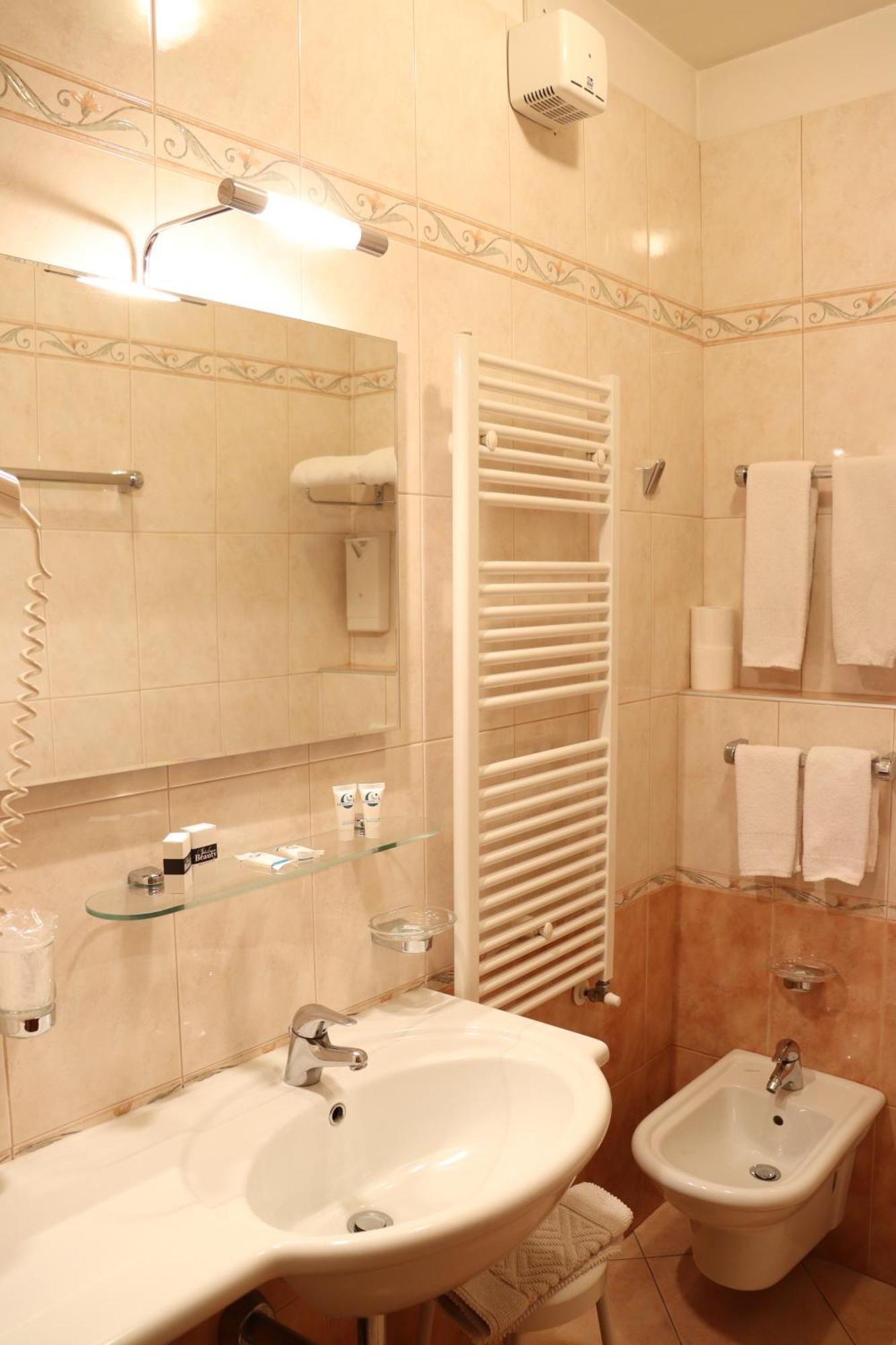 Hotel Montereale ปอร์เดโนเน ภายนอก รูปภาพ