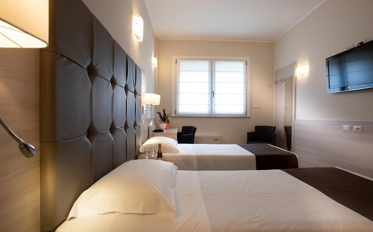 Hotel Montereale ปอร์เดโนเน ภายนอก รูปภาพ