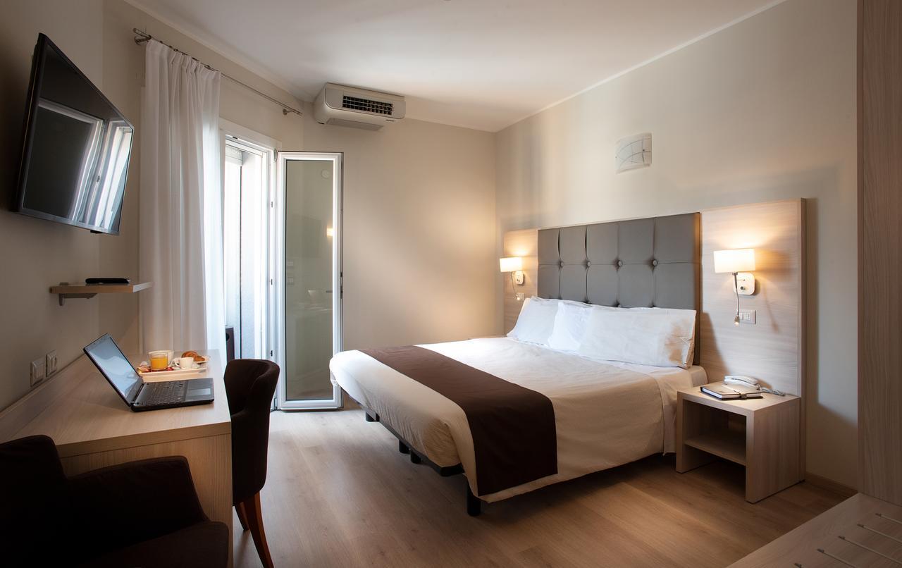 Hotel Montereale ปอร์เดโนเน ภายนอก รูปภาพ