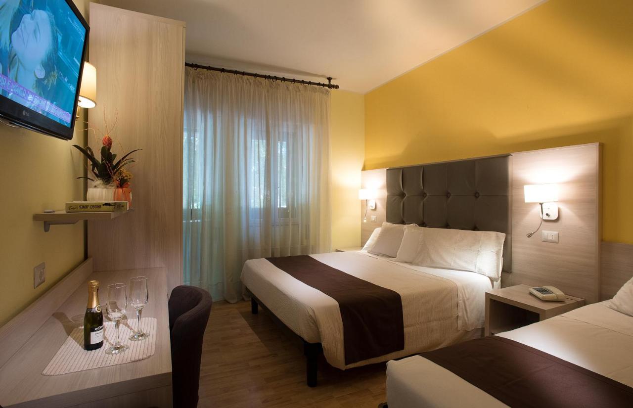 Hotel Montereale ปอร์เดโนเน ภายนอก รูปภาพ