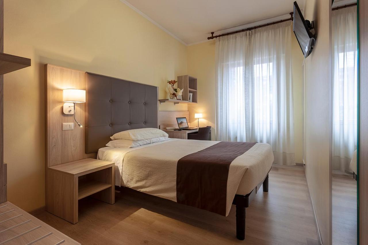 Hotel Montereale ปอร์เดโนเน ภายนอก รูปภาพ